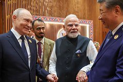 Путин, Си Цзиньпин и Моди одновременно пожали друг другу руки