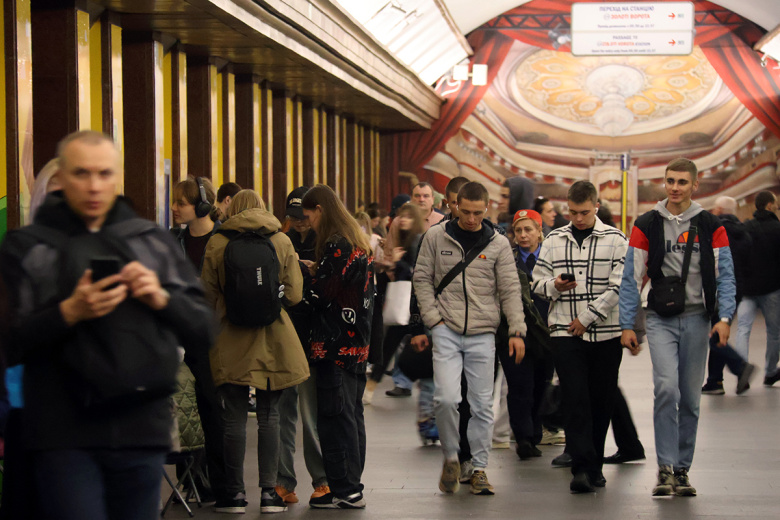 Люди на станции метро в Киеве